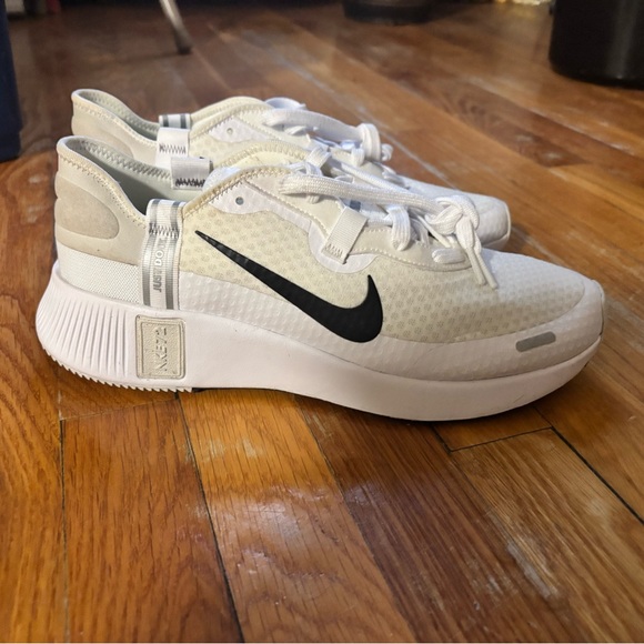 Nike Cream and Black Running Shoes - Picture 1 of 5